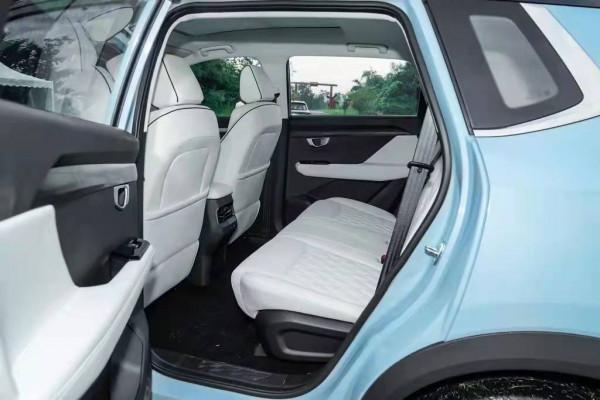 五菱星辰：造型帥氣，搭載1.5T發動機，配全景天窗，適合年輕人