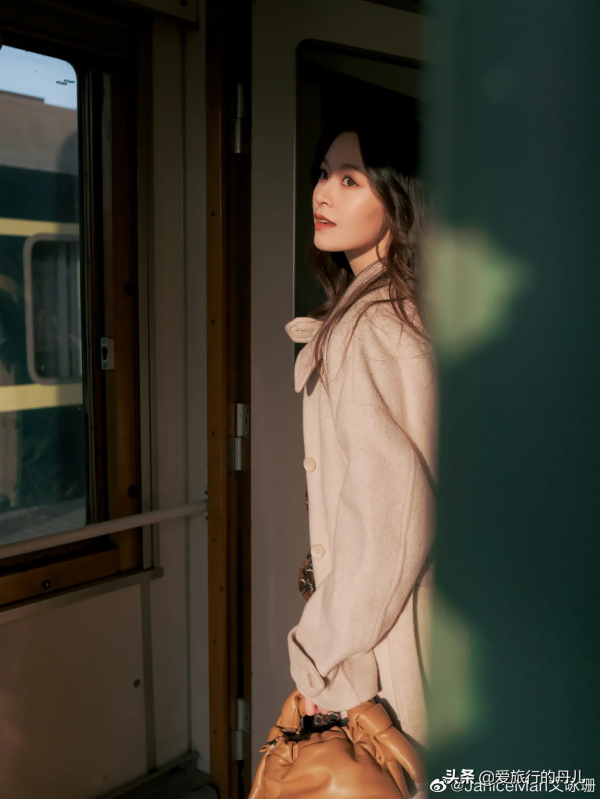 文詠珊穿搭真有高階感！身穿淡粉色大衣，少女感十足