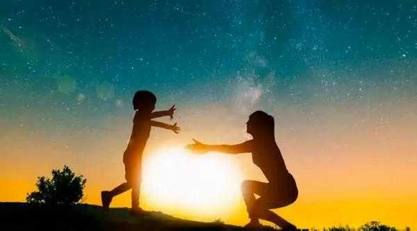 母親徒步三千里，肩背手推兩個癱瘓女兒尋醫，走了整整五年去北京