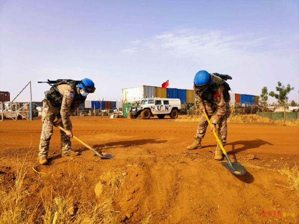 我第九批赴馬裡維和工兵分隊完成加奧超營主幹道修整任務