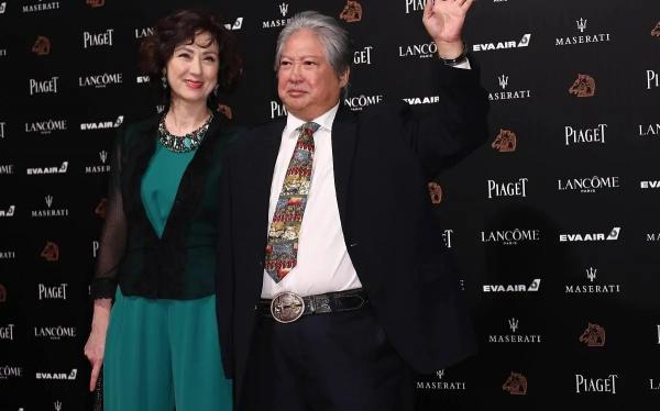 洪金寶混血老婆太驚豔,穿綠色連體褲配襯衫高貴又大氣,美出圈了 洪金寶混血老婆太驚豔,穿綠色連體褲配襯衫高貴又大氣,美出圈了