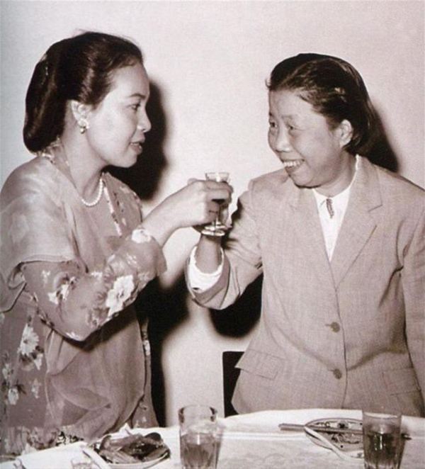 58歲印尼總統看上19歲日本藝伎,3年後,將其娶回家當四房老婆 58歲印尼總統看上19歲日本藝伎,3年後,將其娶回家當四房老婆