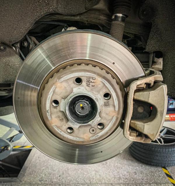 賓士E級改裝!剎車大滿貫前六後雙卡鉗套件升級 賓士E級改裝!剎車大滿貫前六後雙卡鉗套件升級