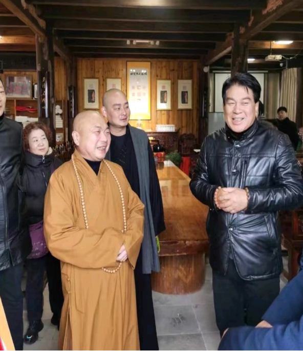 朱時茂現身寺廟祈福，一身黑衣略顯發福，眾人隨行陣仗大