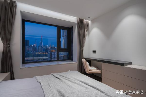 這對夫妻太有遠見，堅持摒棄陽臺，電視牆打滿櫃子，場面實用大氣