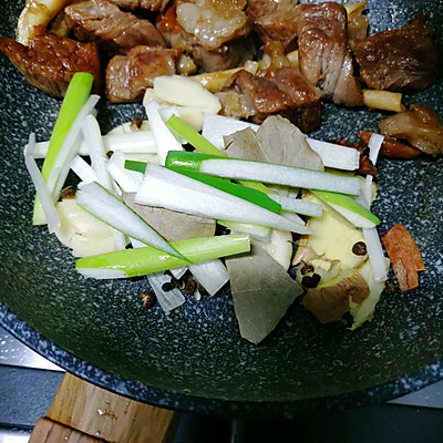 超詳細配料的秘製香辣牛肉麵（1人份）