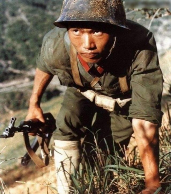 戰士王高銀：吃飯時怒視越軍，飯後炸死15名敵軍，57歲仍身形矯健