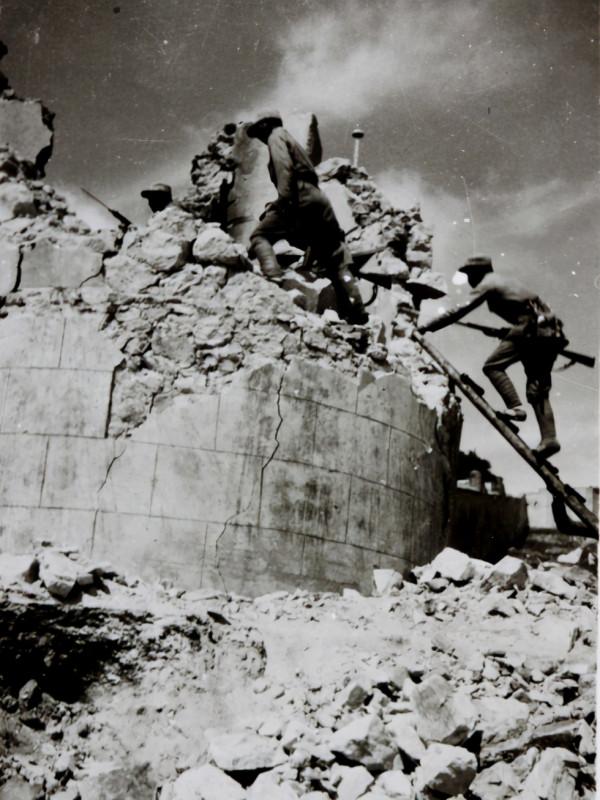 許世友被難住14天沒打下縣城，小班長一根竹竿一個滑輪，一天拿下