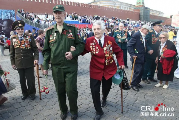 明星通通靠邊站！國防部長帶小學生開坦克，俄式國防教育瞭解一下
