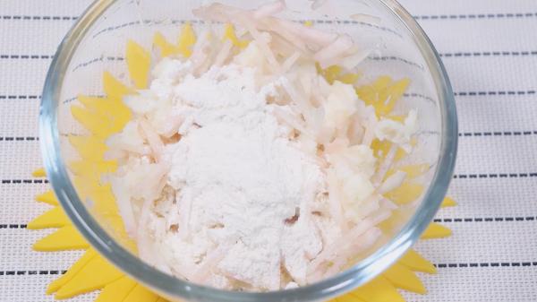 寶寶多吃山藥好處多，比煲湯好吃，寶寶吃完舔手指，長個又聰明