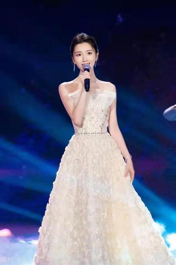 穿公主裙的毛曉彤好甜，配上簡單盤發氣質溫柔，很有復古美感