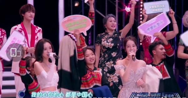 楊冪今晚造型封神！穿露腰裙成視聽盛典大贏家，同框熱巴都沒輸