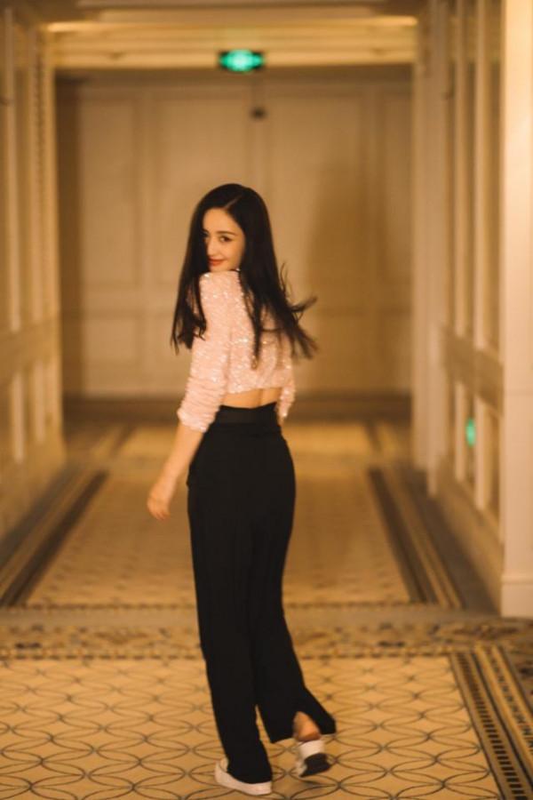 單身後的佟麗婭更嫩了，穿粉色露腰裝配披肩直髮，少女感越發出眾