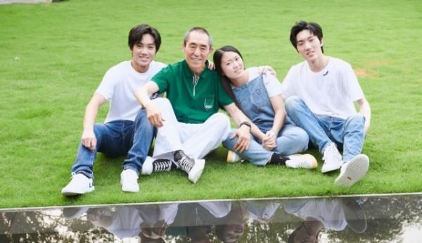 冬奧會開幕式要放大招！72歲張藝謀成總導演，穿黑色登央視太牛了