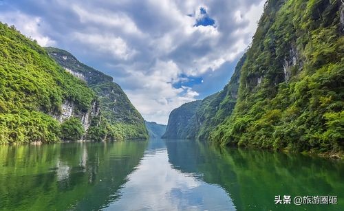 原來烏江的水是碧綠的，兩側山峰疊翠，江水穿山而過，奇秀靈秀