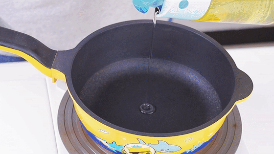 肉香土豆蓋澆飯，肉肉、蔬菜一鍋出，就連湯汁拌飯都好吃到舔碗底