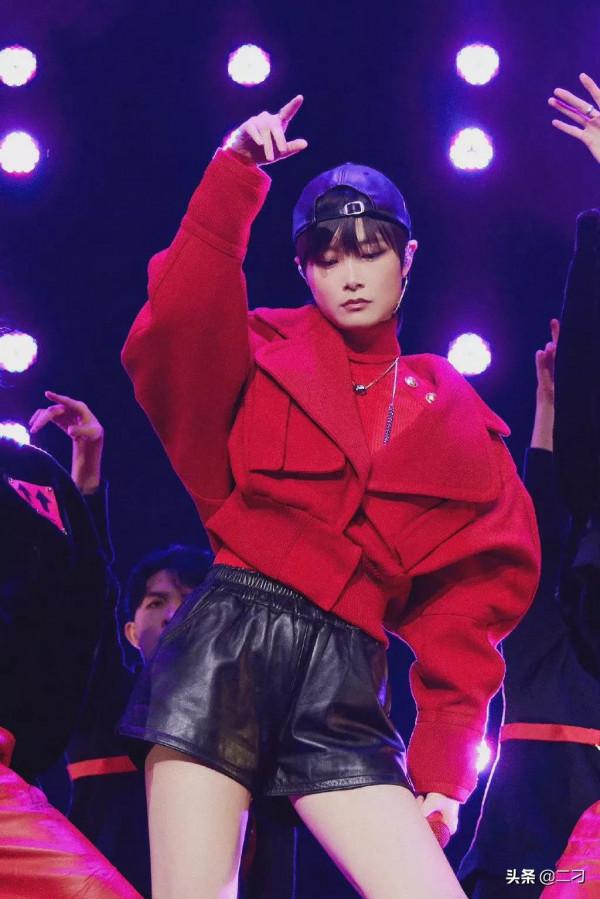 李宇春 舞臺身穿紅色短款外套搭配皮短褲太炸裂