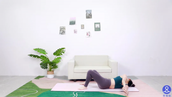 40歲殷桃遇上41歲章子怡，竟穿同款長裙，真嫩還是裝嫩一目瞭然