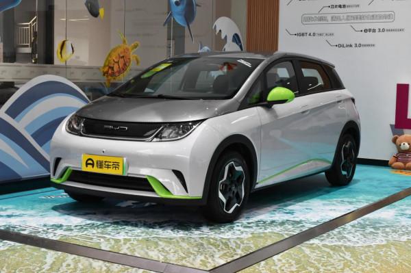 新車 | 吸引年輕人不止靠“萌系設計”，試駕比亞迪海豚時尚版