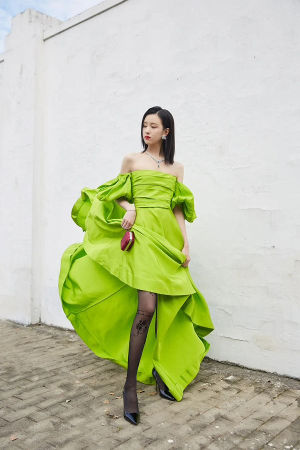 85花同場比拼來了！楊冪連換三套迎戰，劉詩詩咖位不穩，唐嫣翻車