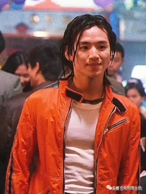 53歲“古惑仔”發福現身，陳小春倒茶叫他大哥，張柏芝第一個男人