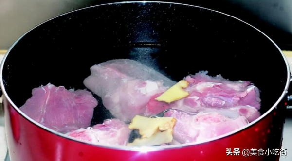 這樣熬的骨頭湯，不僅好喝又營養滋補，關鍵湯色還很白，快收藏