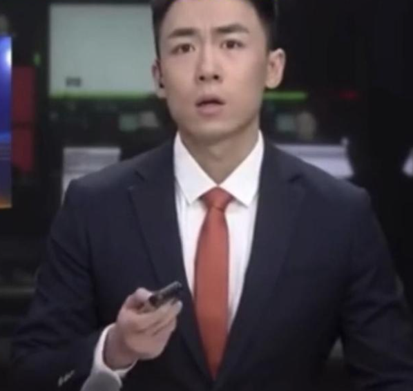 黑龍江臺突發演播事故，男主播當場變臉，直接換成東北話交流