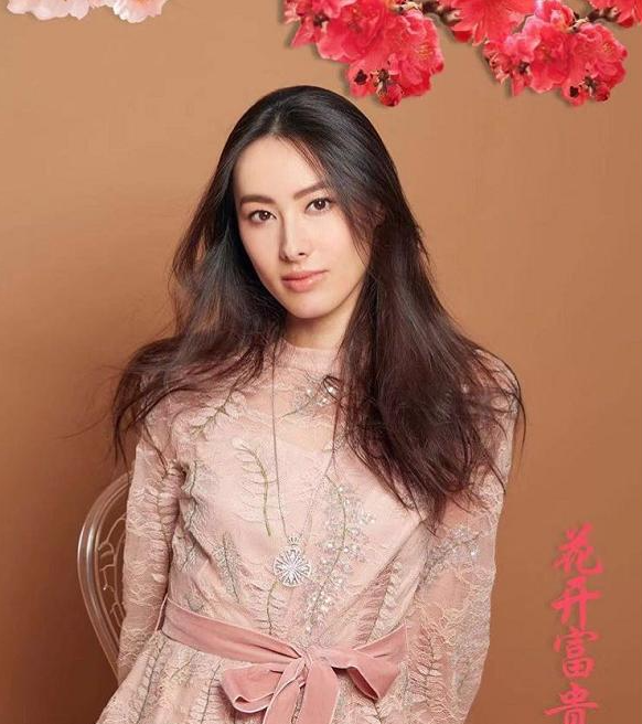 33歲梁洛施近照，穿著連帽毛衫切蛋糕，沒嫁入豪門照樣過闊太生活