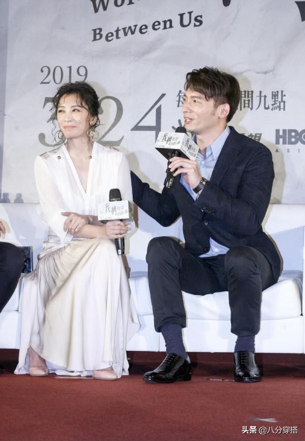 賈靜雯的顏值真是無敵了，一襲白色V領連衣裙優雅高貴，成熟精緻