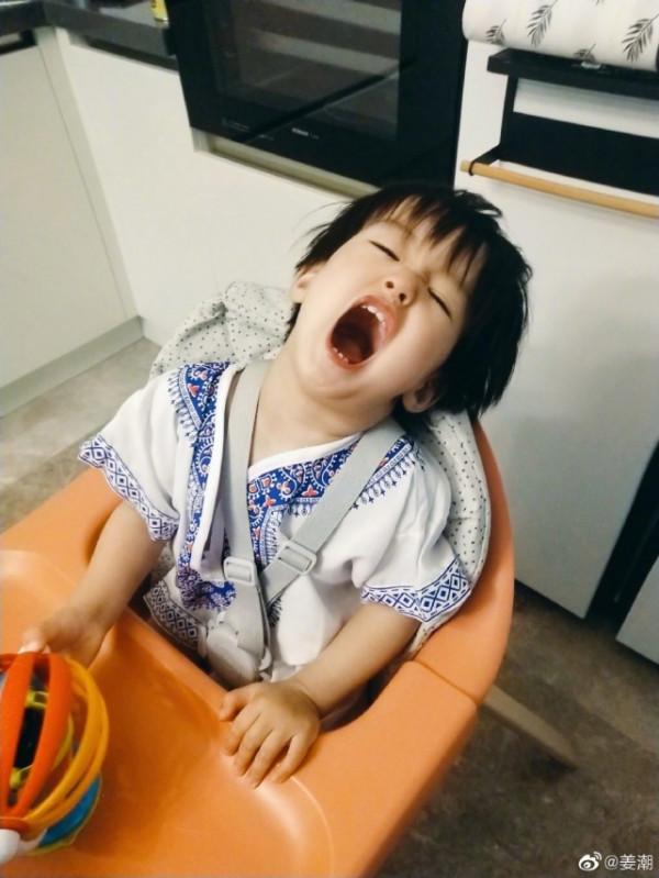 姜潮中秋節曬女兒，脖子拉傷不忘親吻小公主，自曝每天要親一百次