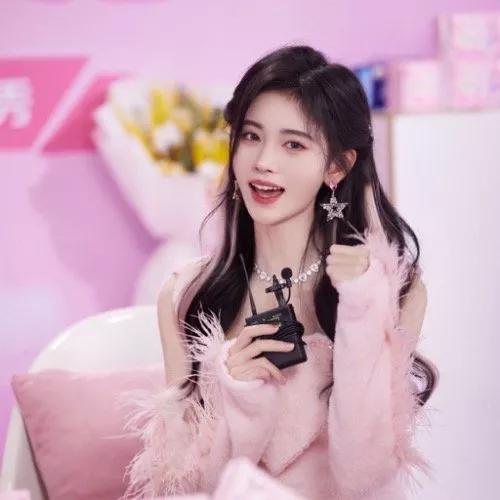 被鞠婧禕的直播生圖美到了,粉色挑染好可愛啊 被鞠婧禕的直播生圖美到了,粉色挑染好可愛啊