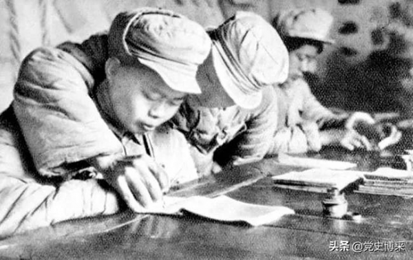 建國初期,林彪接替周恩來主持軍委工作,建議抽調大批幹部輪流入學,得到毛澤東的肯定和批准 建國初期,林彪接替周恩來主持軍委工作,建議抽調大批幹部輪流入學,得到毛澤東的肯定和批准