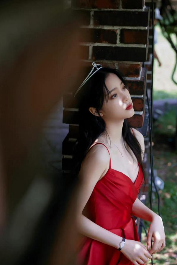 歐陽娜娜 紅裙扮相很可