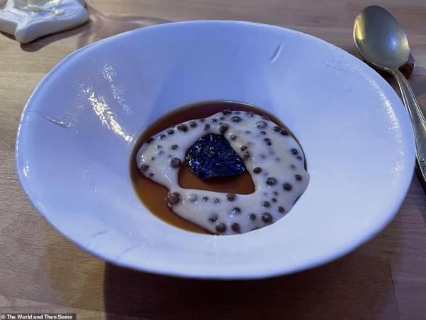 外國博主吐槽最糟米其林，27道奇葩菜，還要從主廚“嘴”裡舔著吃