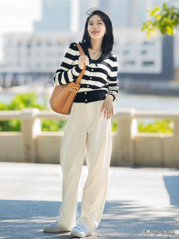 秋天，“針織衫”的洋氣穿法是這樣的，搭配半身裙簡約利落，真美