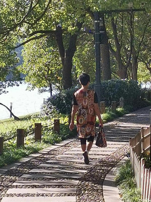 愛串門的周阿姨 愛串門的周阿姨