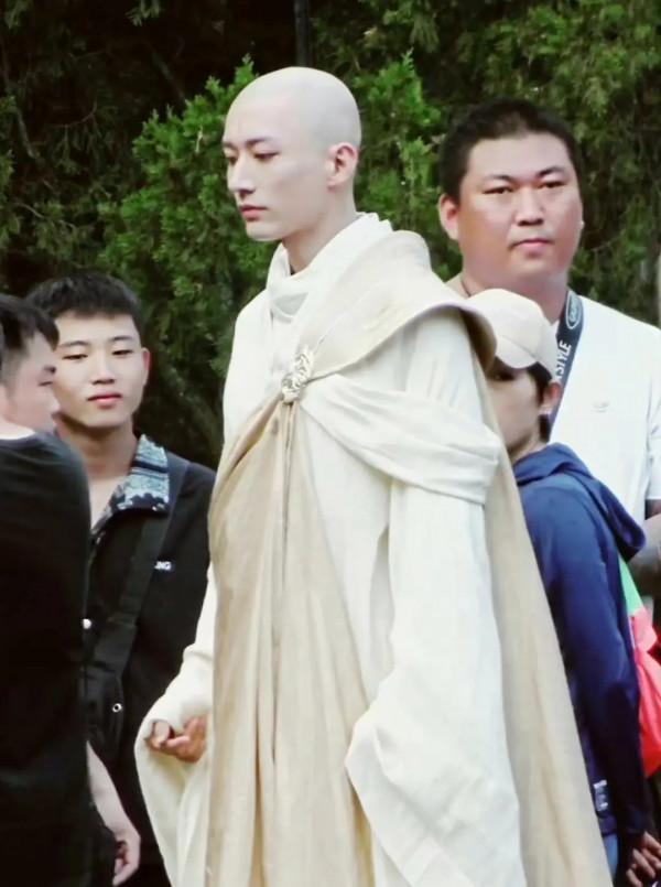 雙男主劇《少年歌行》路透曝光，劉學義光頭造型，李宏毅英氣瀟灑