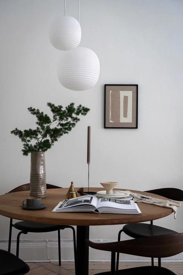 以白色為主題的北歐風小戶型公寓,非常素淨,置頂酒櫃和收納櫃 以白色為主題的北歐風小戶型公寓,非常素淨,置頂酒櫃和收納櫃