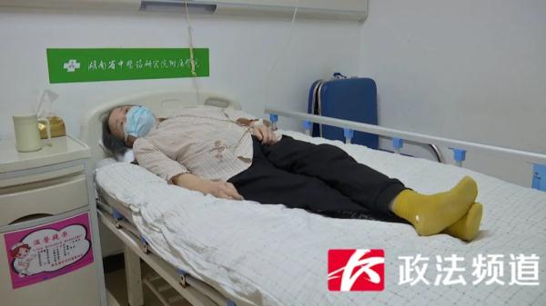 一針一線寄恩情,77歲老太親手縫製鞋墊送醫生 一針一線寄恩情,77歲老太親手縫製鞋墊送醫生