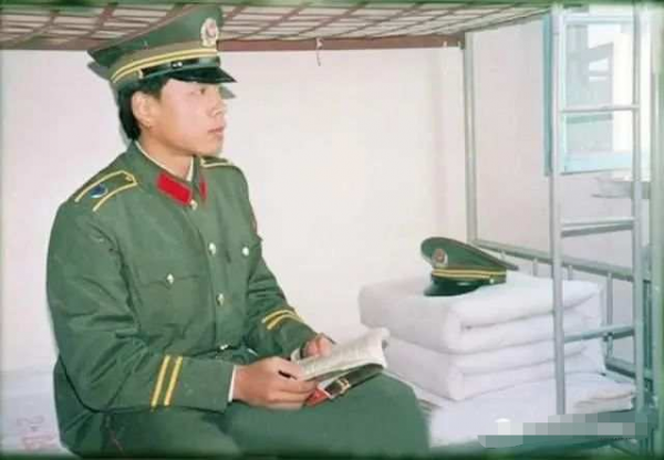 王挺：半路做演員，被批演技不成熟，今在《夜&CenterDot;花火》中演男一號