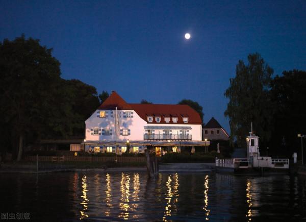 半個月亮爬上來（相逢在剎那系列散文）