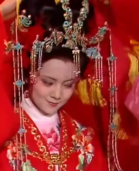 《紅樓夢》只知通靈寶玉?堪比珠寶展的大觀園,戴的珠寶大有來頭 《紅樓夢》只知通靈寶玉?堪比珠寶展的大觀園,戴的珠寶大有來頭