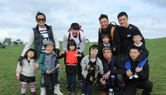 王祖藍做客霍啟剛節目，曝內地廣告費可達30億，直播帶貨全球獨有