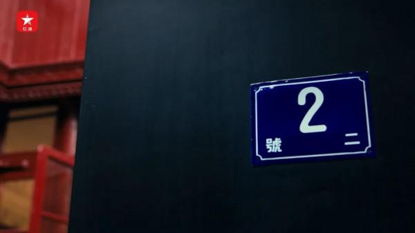 來訪者絡繹不絕，他不得不在黑板上寫下“會客談話以十五分鐘為限”