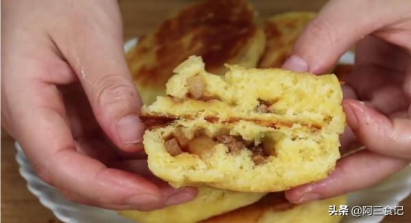 2個土豆，1碗玉米麵，教你好吃做法，出鍋比吃肉還香，營養又解饞