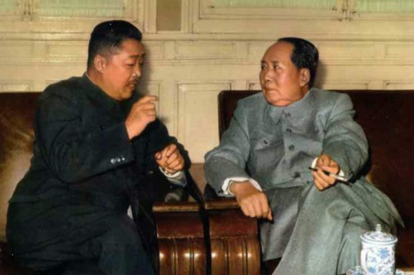 毛澤東嗜茶,尤其愛喝隔夜濃茶,自用茶杯與客人用杯只有一處差別 毛澤東嗜茶,尤其愛喝隔夜濃茶,自用茶杯與客人用杯只有一處差別