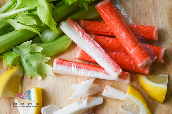 蟹棒真的是螃蟹身上掉下來的肉?塑膠薄膜要不要一起煮? 蟹棒真的是螃蟹身上掉下來的肉?塑膠薄膜要不要一起煮?