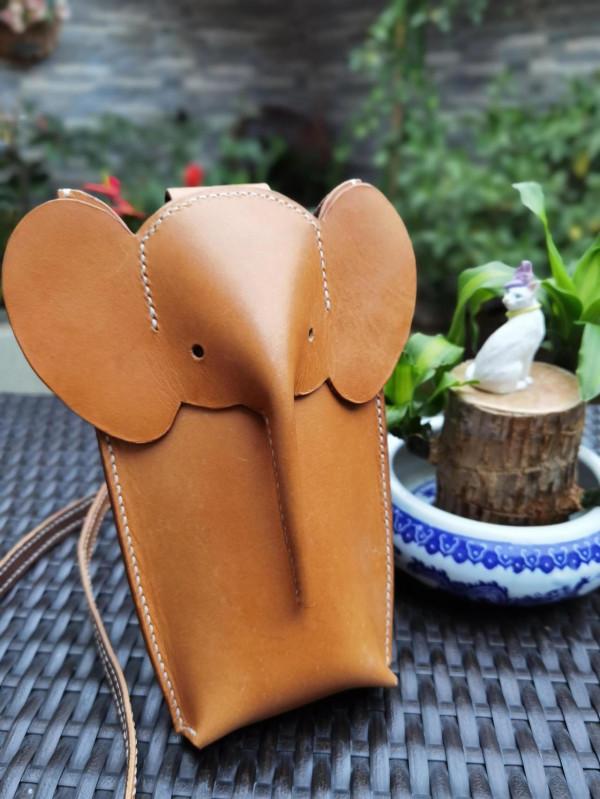 手工製作植鞣革小象手機包