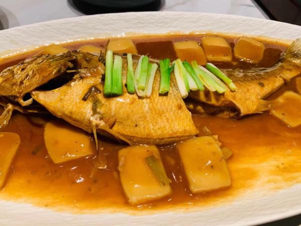 國慶節，4個人酒店聚餐，9道菜花費700元，朋友說：這菜值這個價