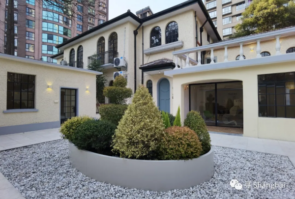 在莫蘭迪色的洋房裡看中古傢俱展